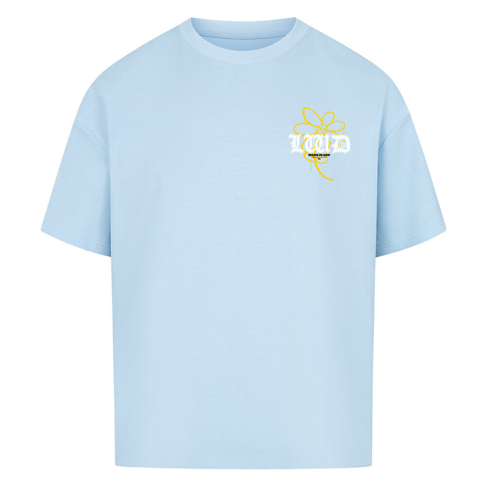 Oversized T-Shirt in Hellblau mit markantem Graffiti-Print „ICONIC“, stilisierter Blume und Drip-Effekten. Perfekt für einen lässigen Streetwear-Look.